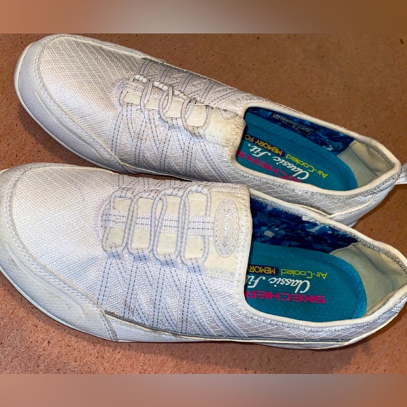 Skechers Memory Foam Classic Fit - Picture 2 of 3